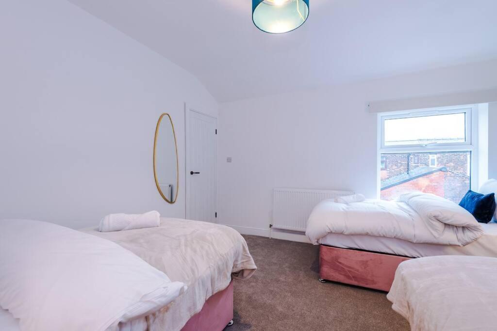 5 Bed Salford Sanctuary Retreat Holiday home