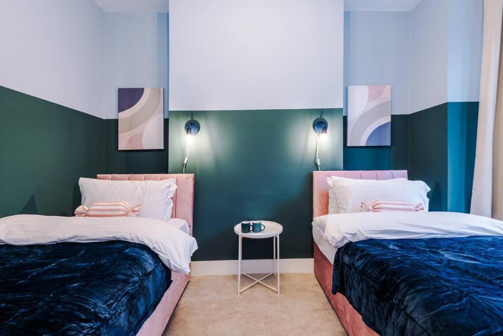 5 Bed Salford Sanctuary Retreat *