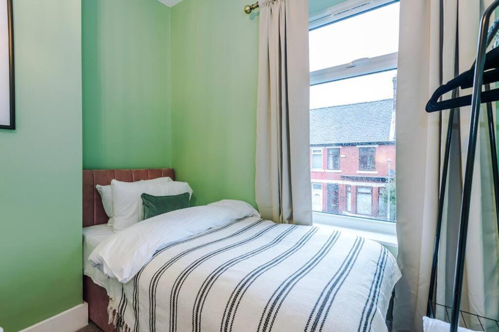 5 Bed Salford Sanctuary Retreat *