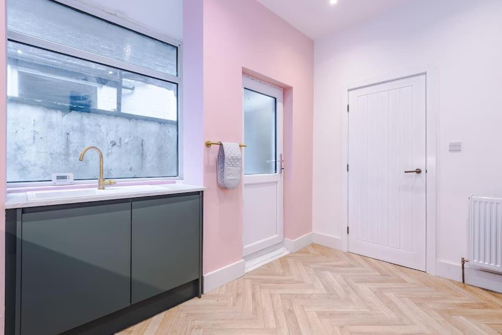5 Bed Salford Sanctuary Retreat *