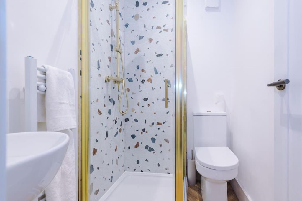 5 Bed Salford Sanctuary Retreat *
