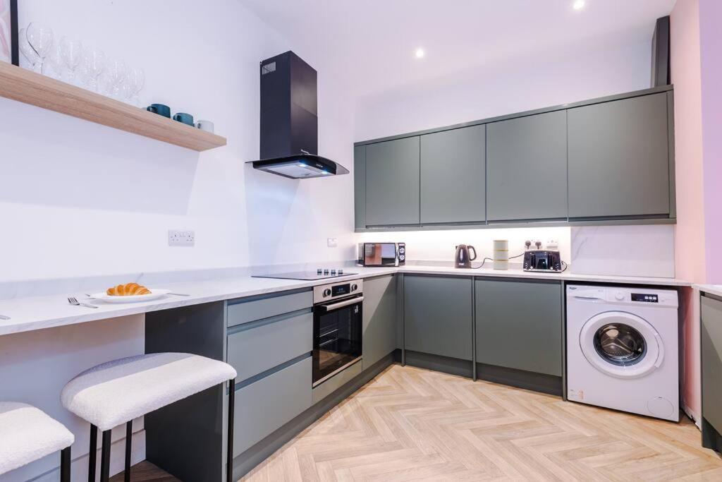 5 Bed Salford Sanctuary Retreat * Manchester